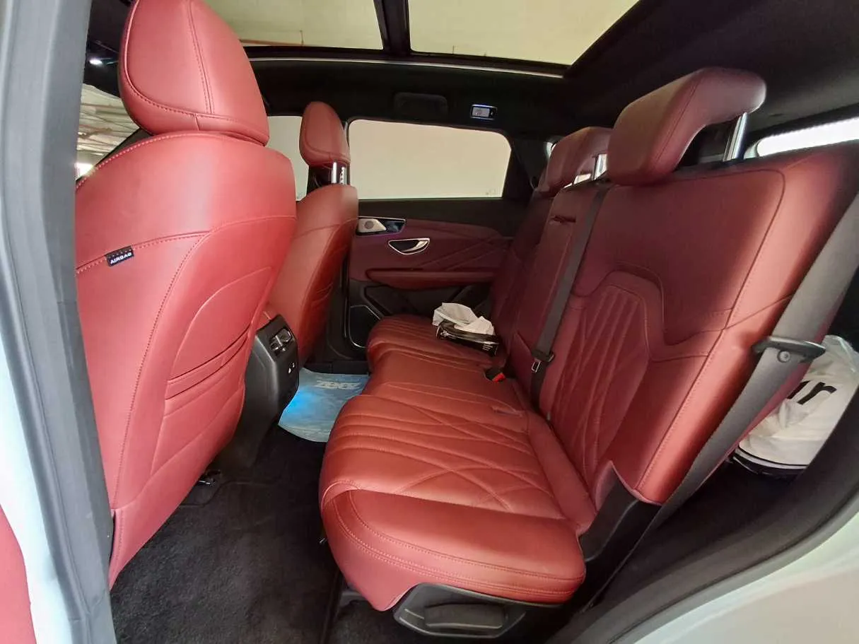 Car image 9