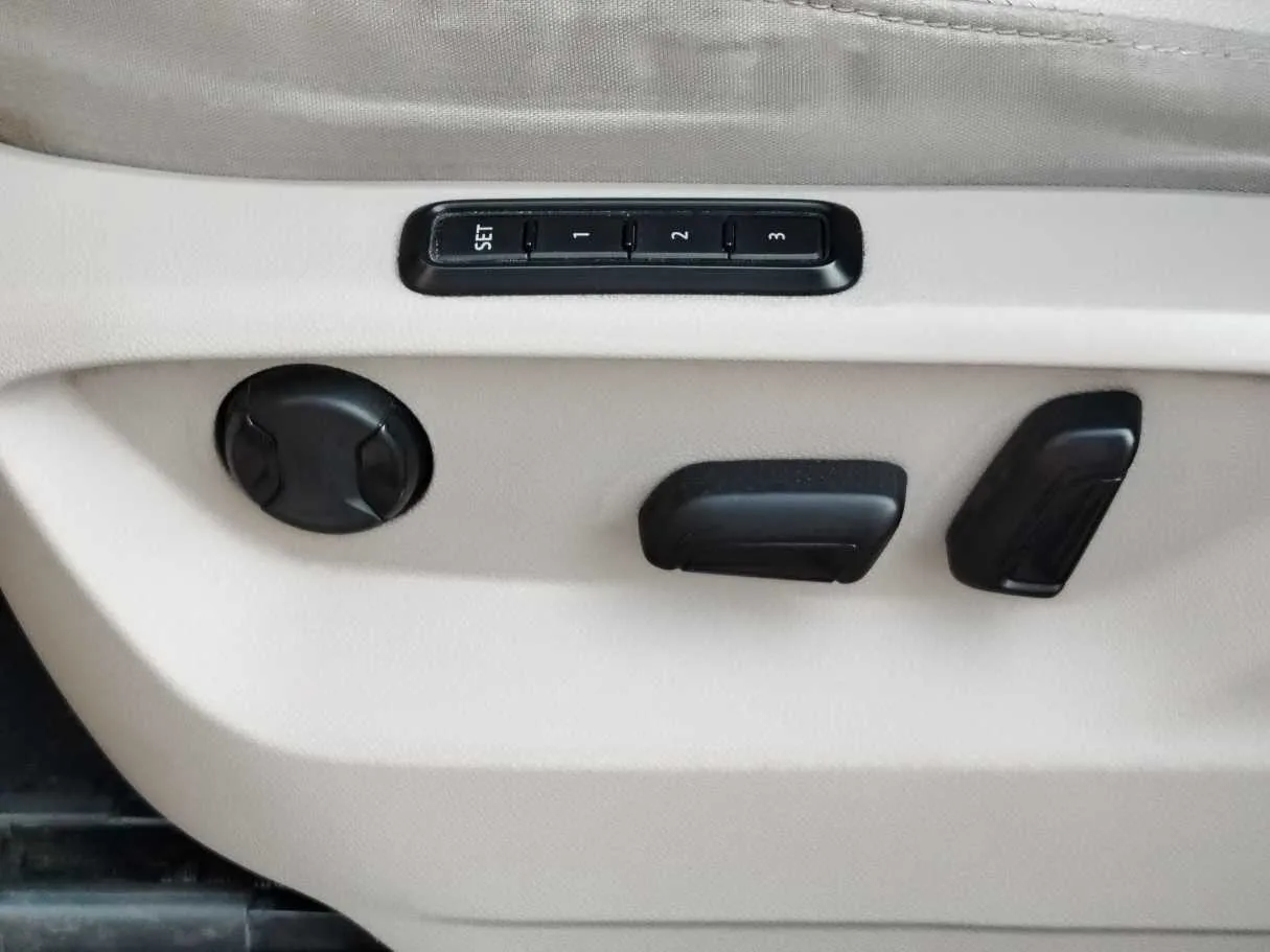 Car image 34
