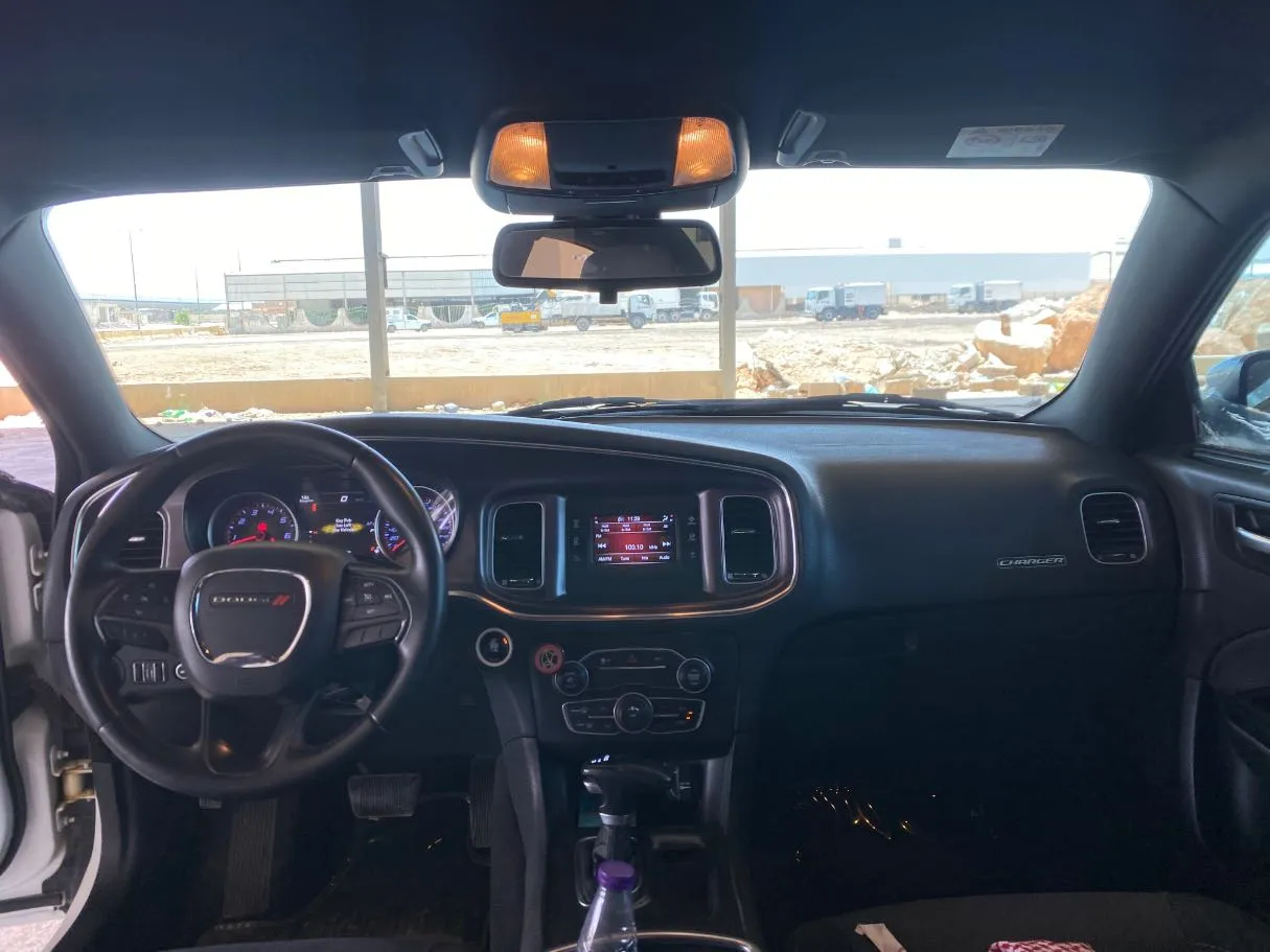 Car image 14
