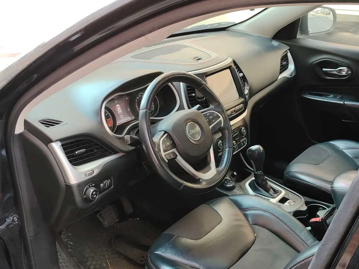 Car image 12