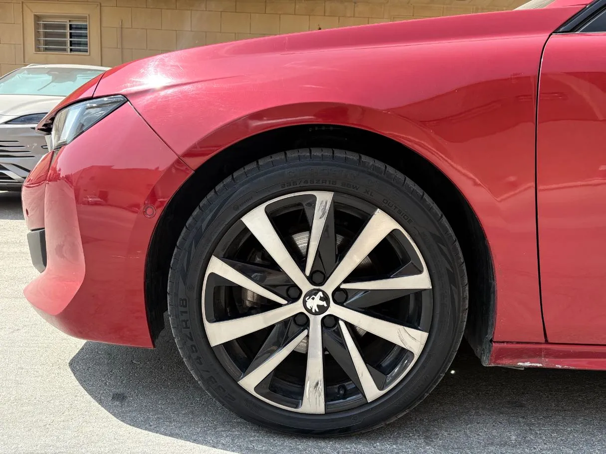 Car image 9