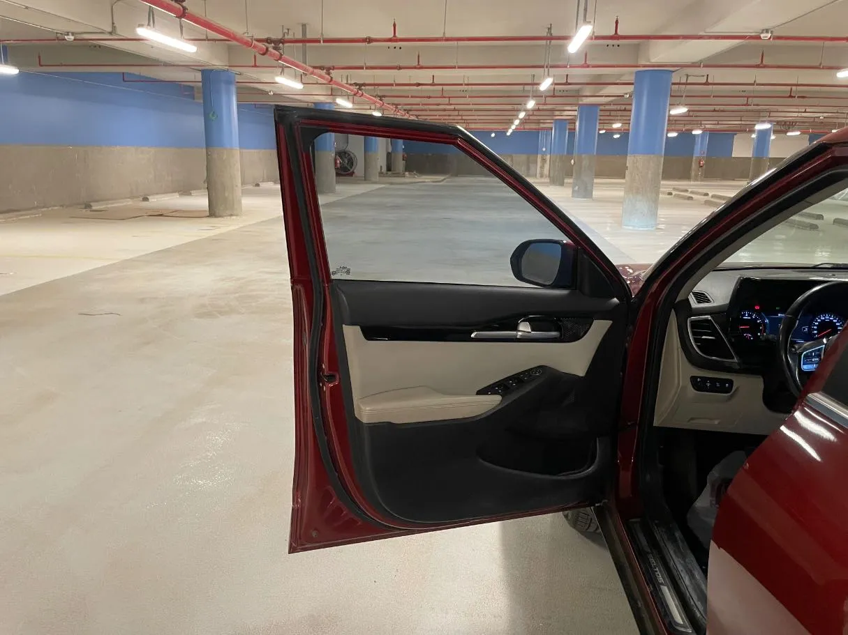 Car image 11