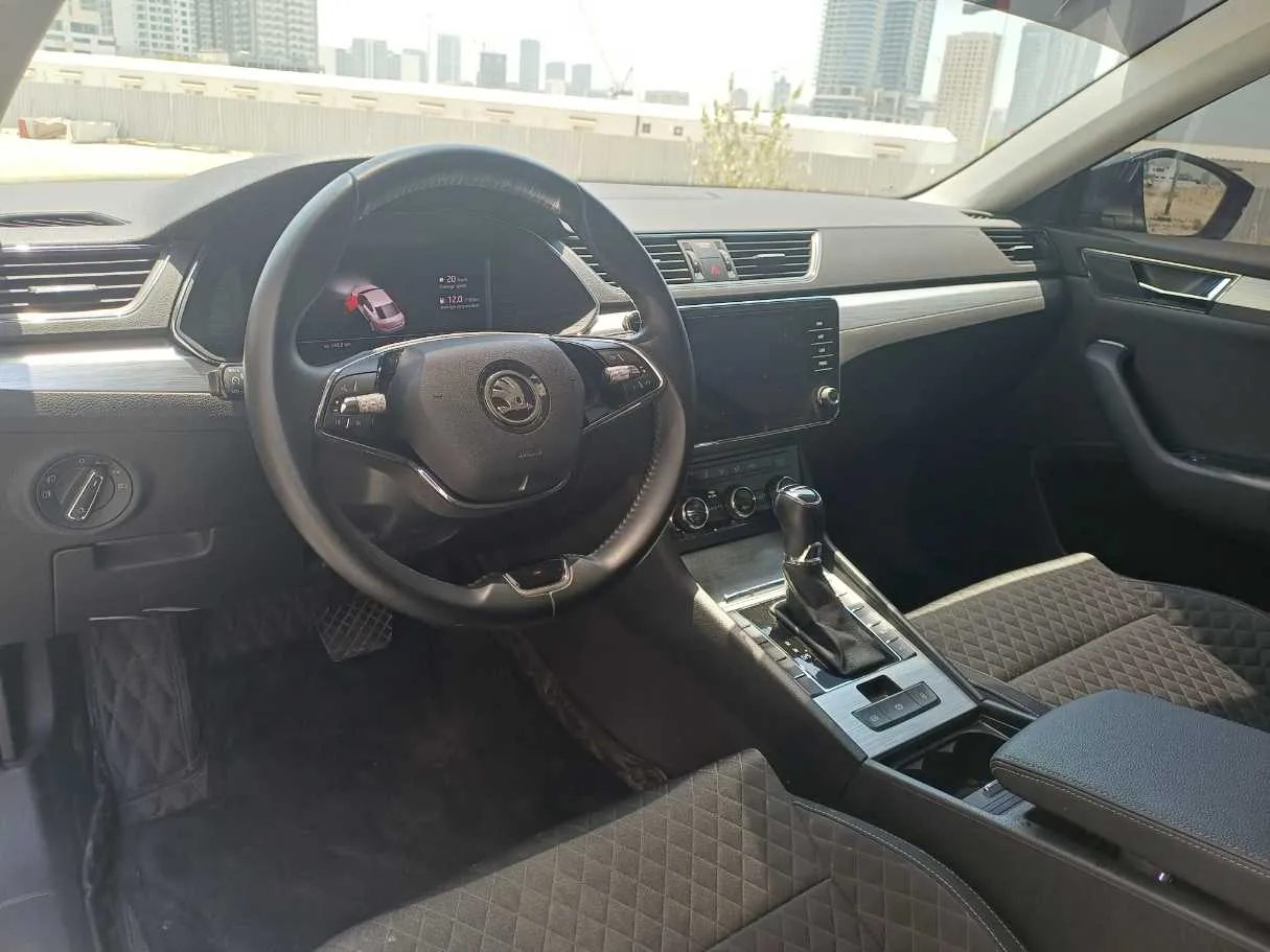 Car image 11