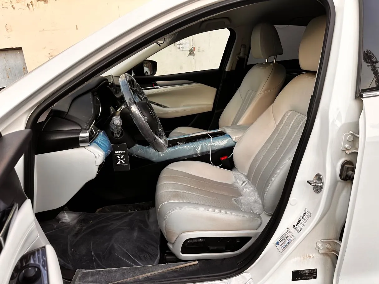 Car image 12