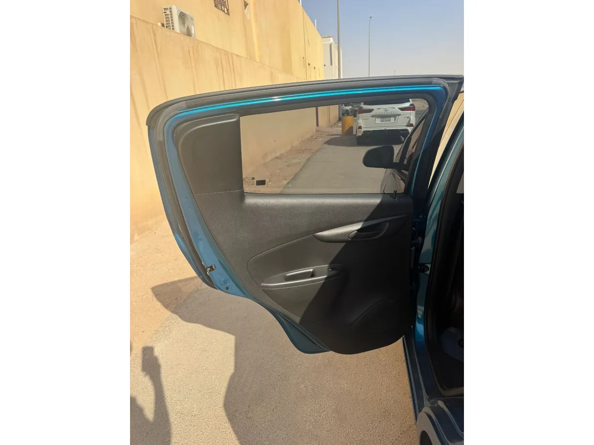 Car image 12