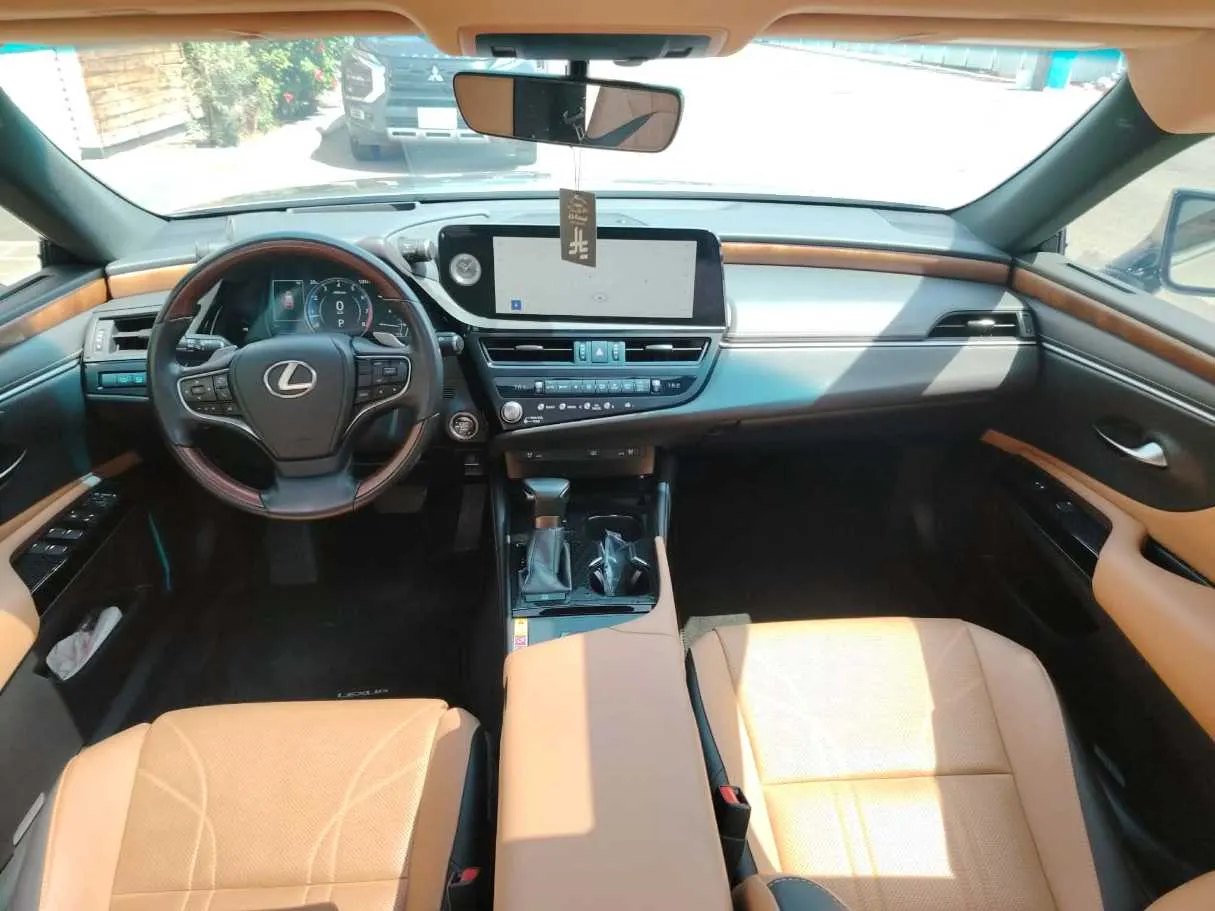 Car image 18
