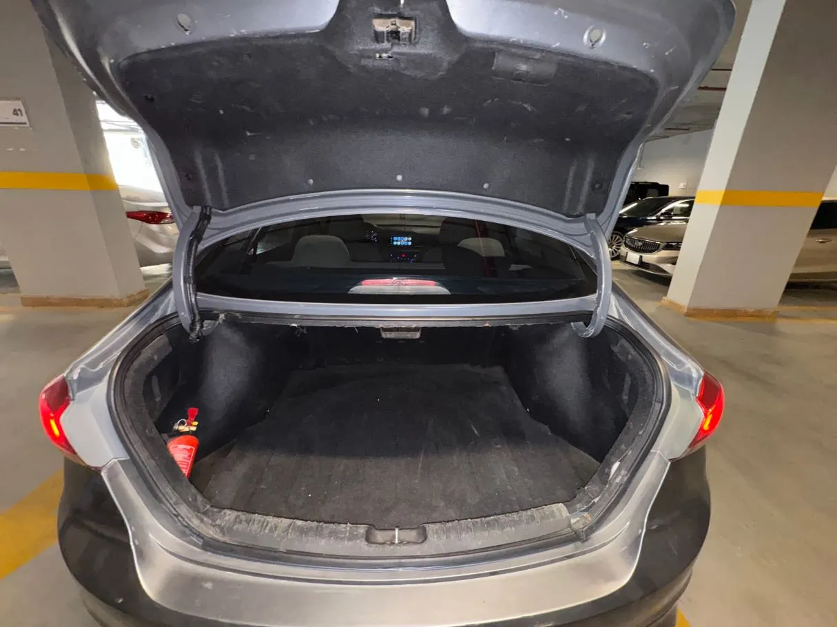 Car image 18
