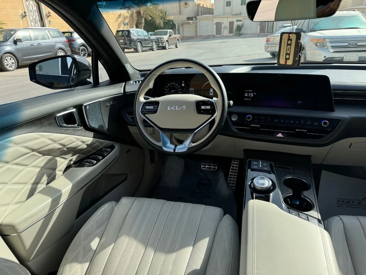 Car image 16