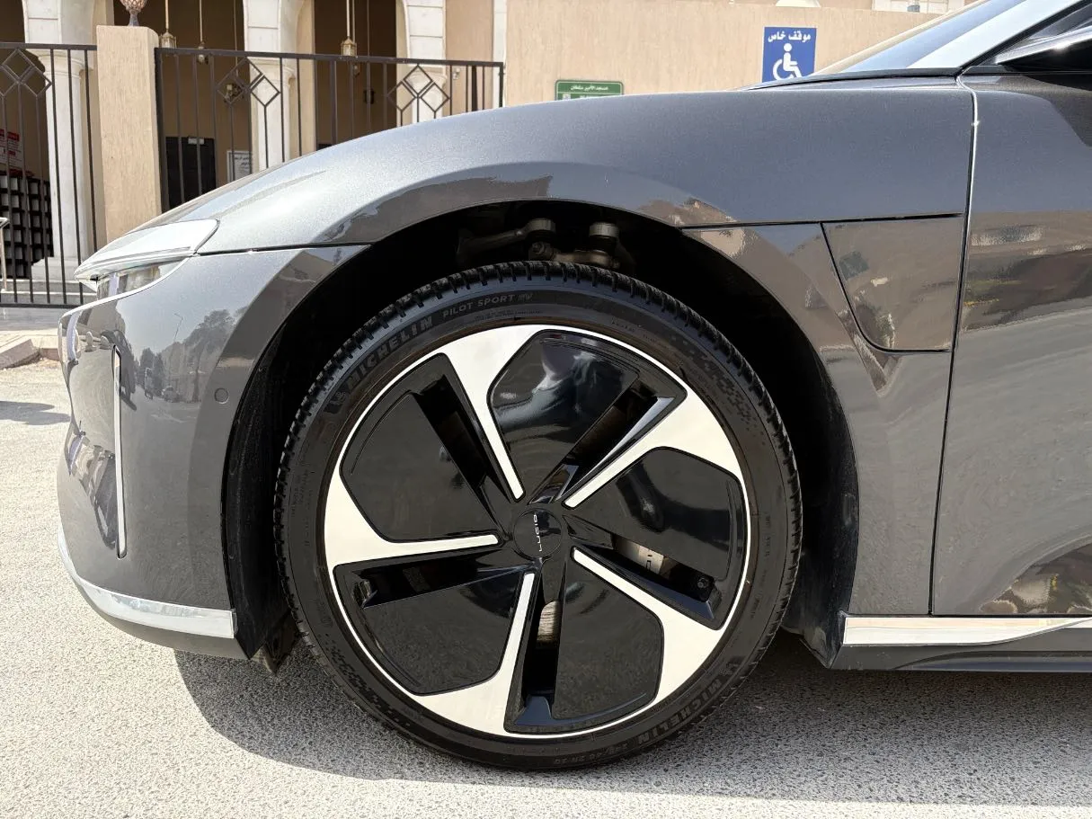 Car image 9