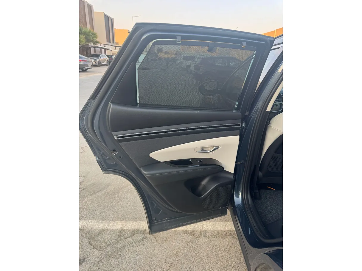 Car image 12