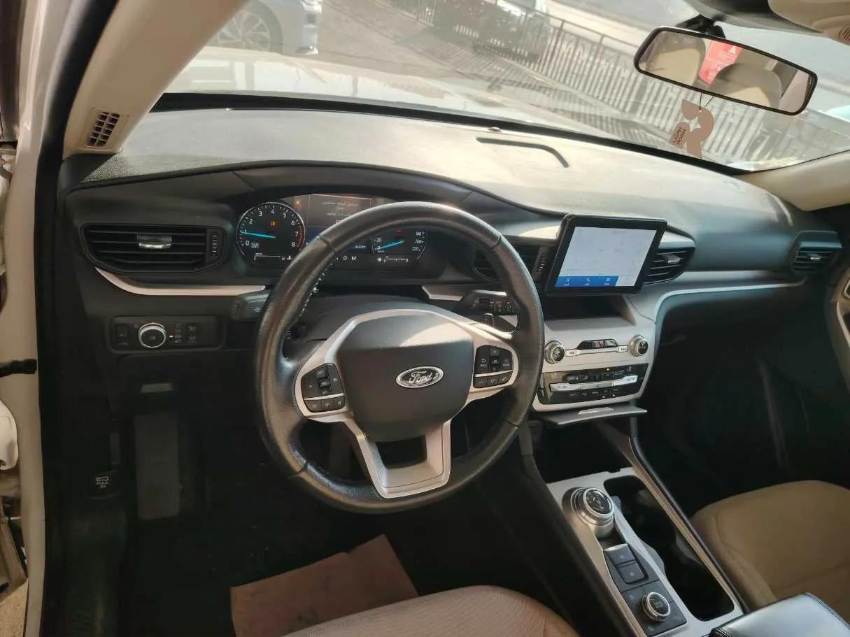 Car image 16