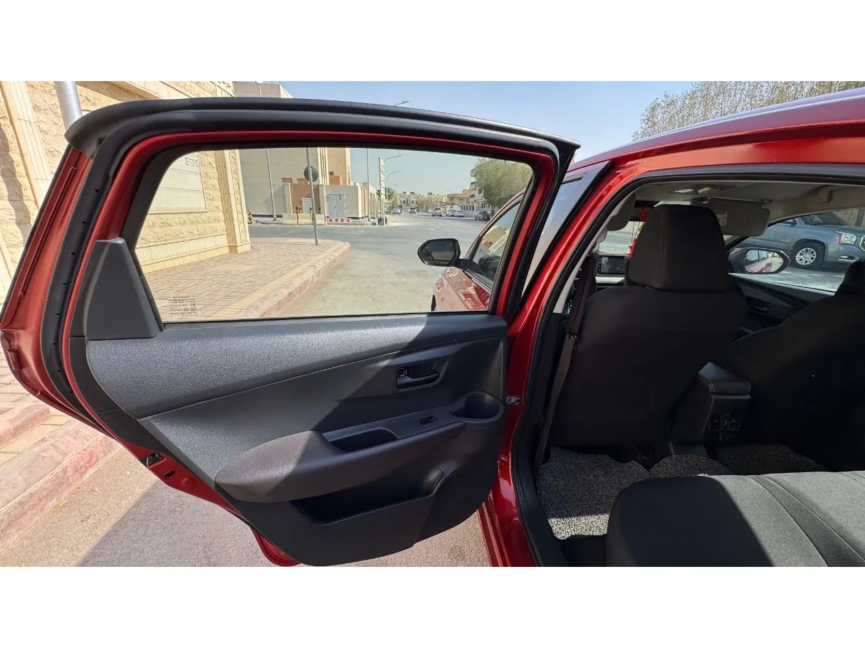 Car image 12
