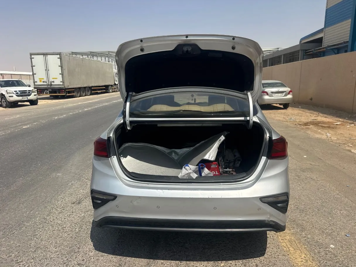 Car image 19