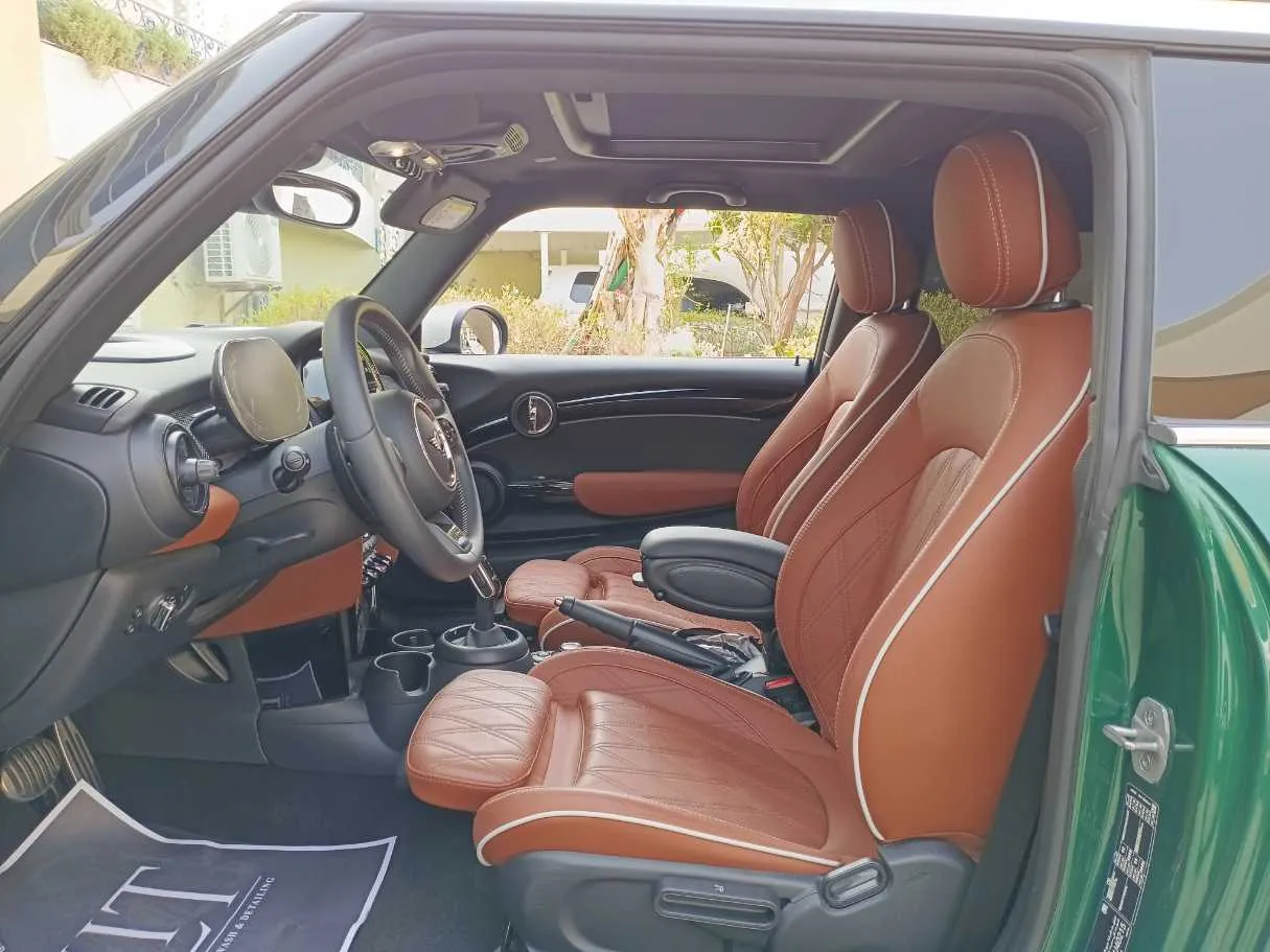 Car image 12