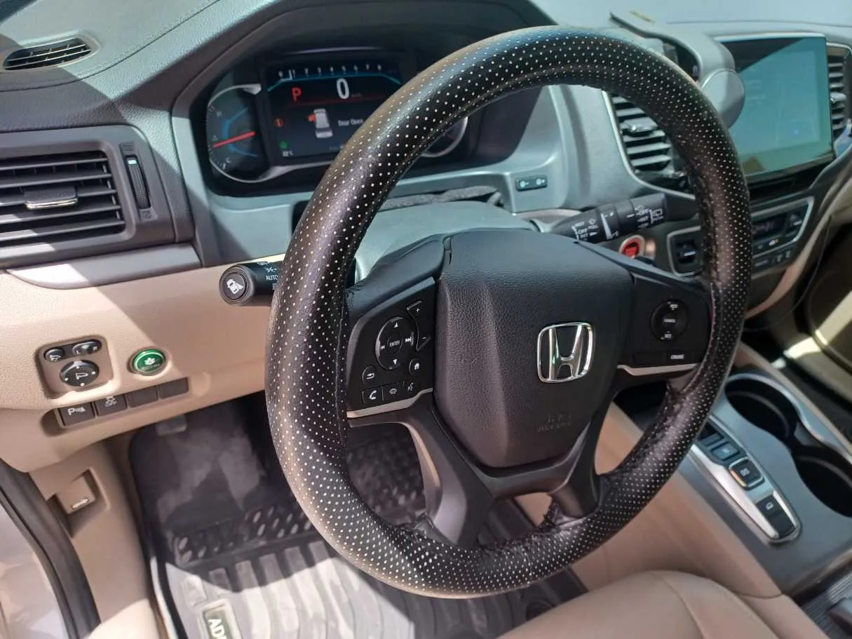 Car image 19