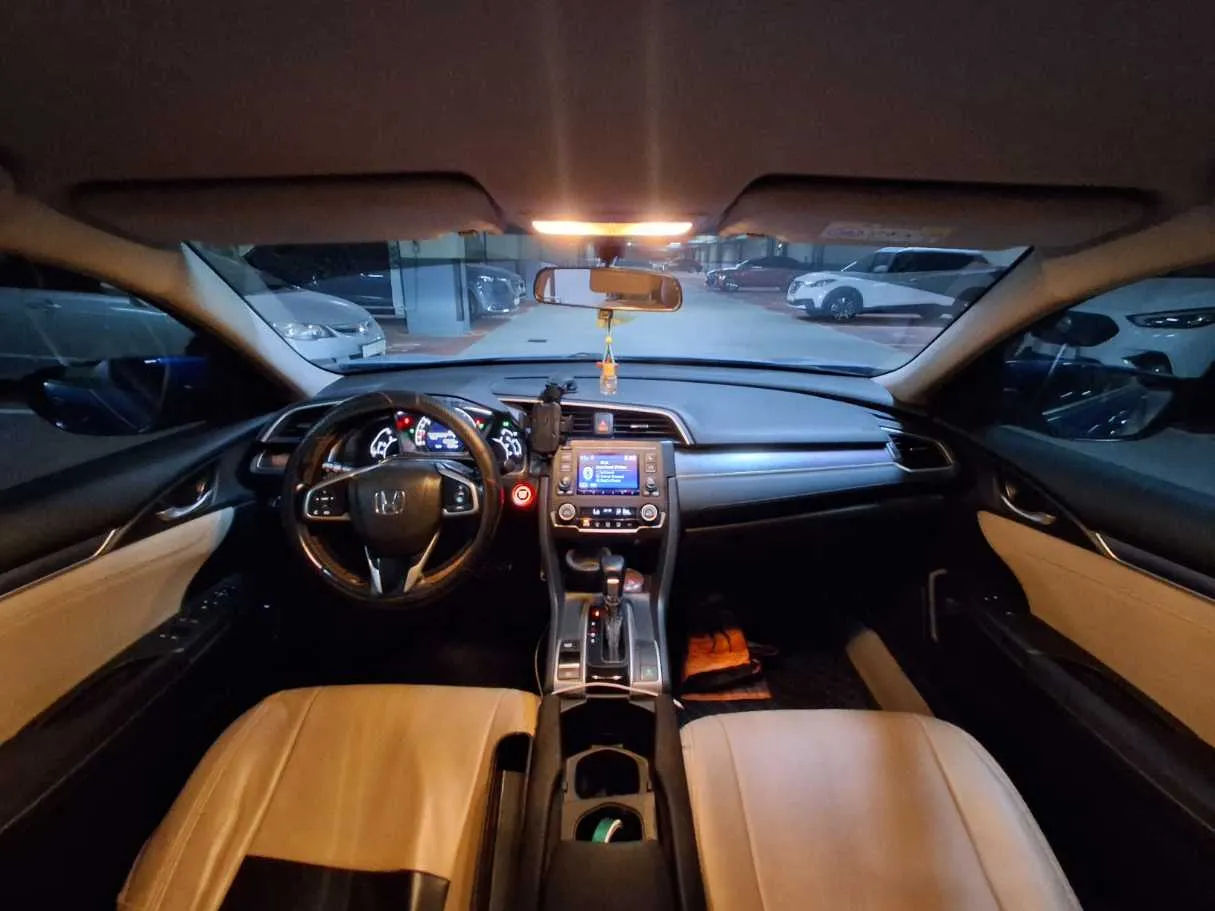 Car image 19