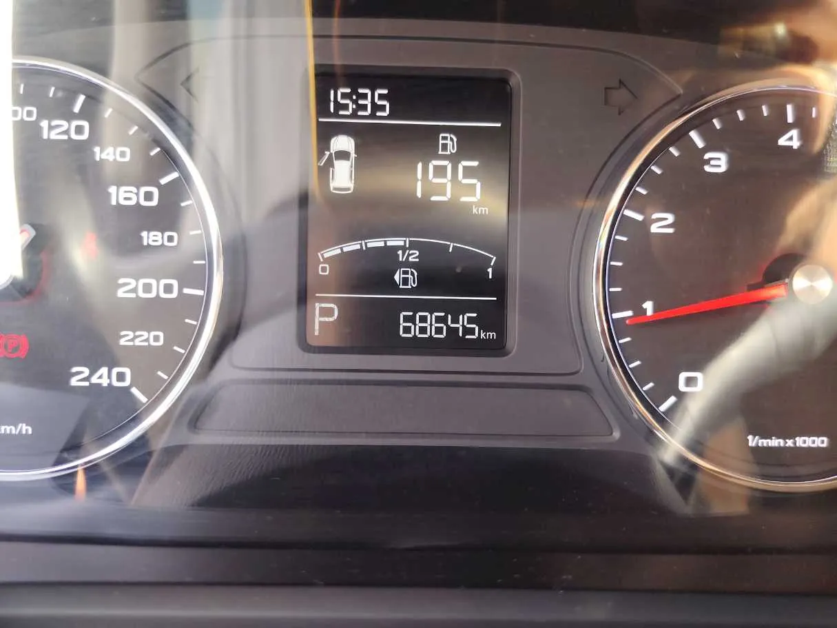 Car image 18