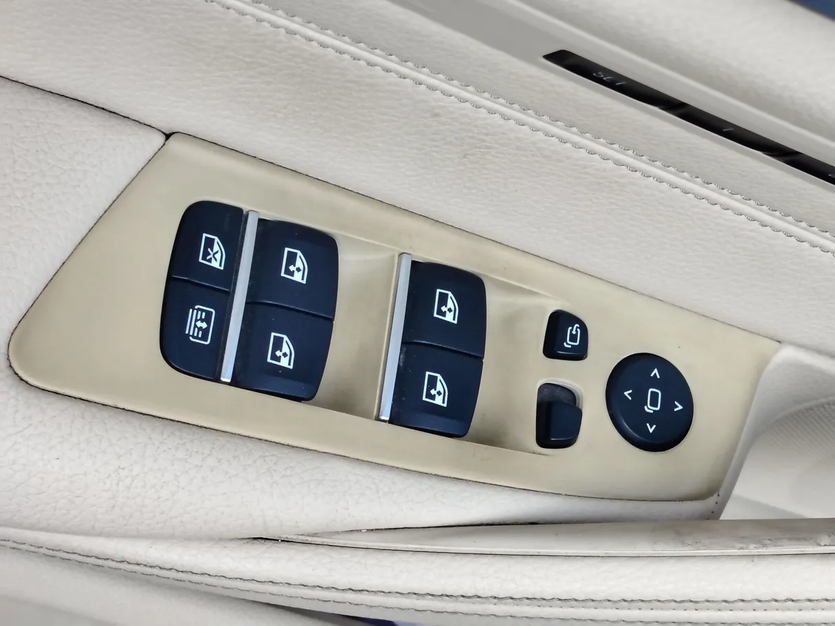 Car image 30