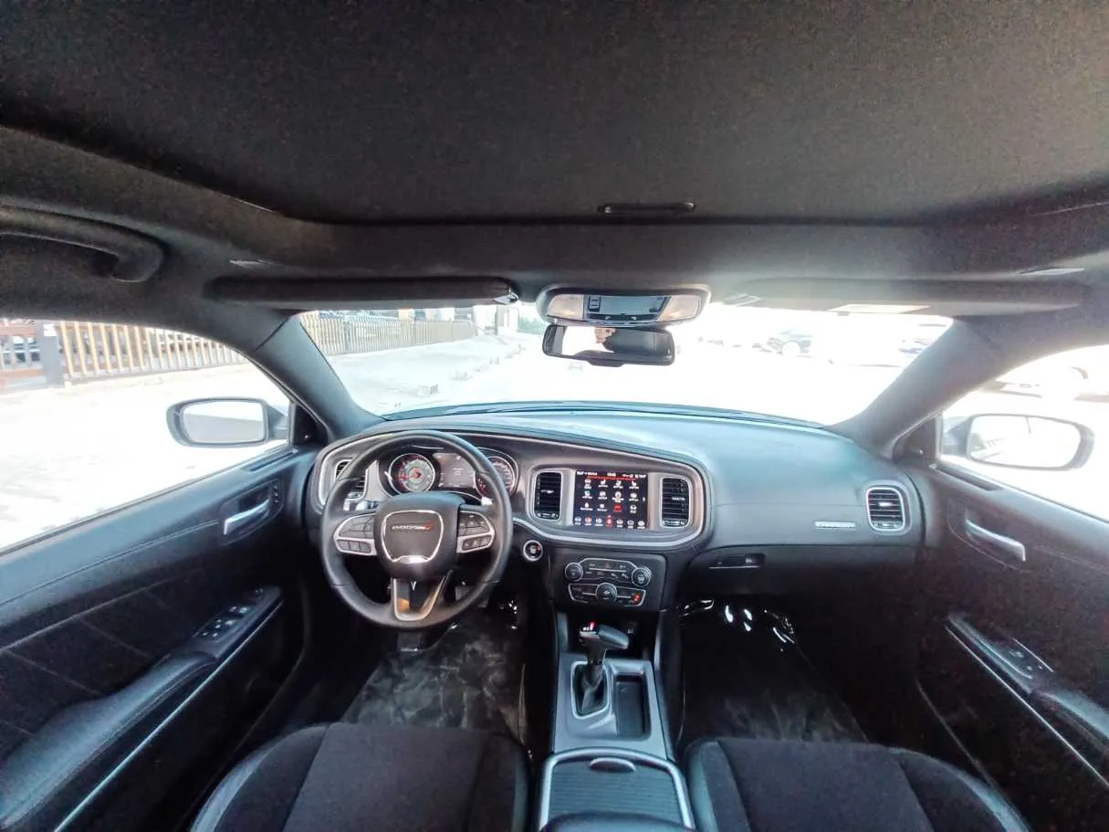 Car image 14