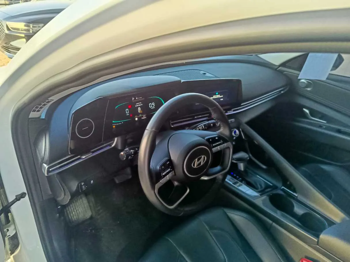 Car image 14