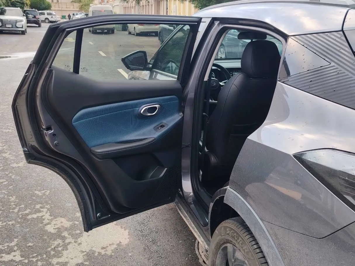 Car image 16