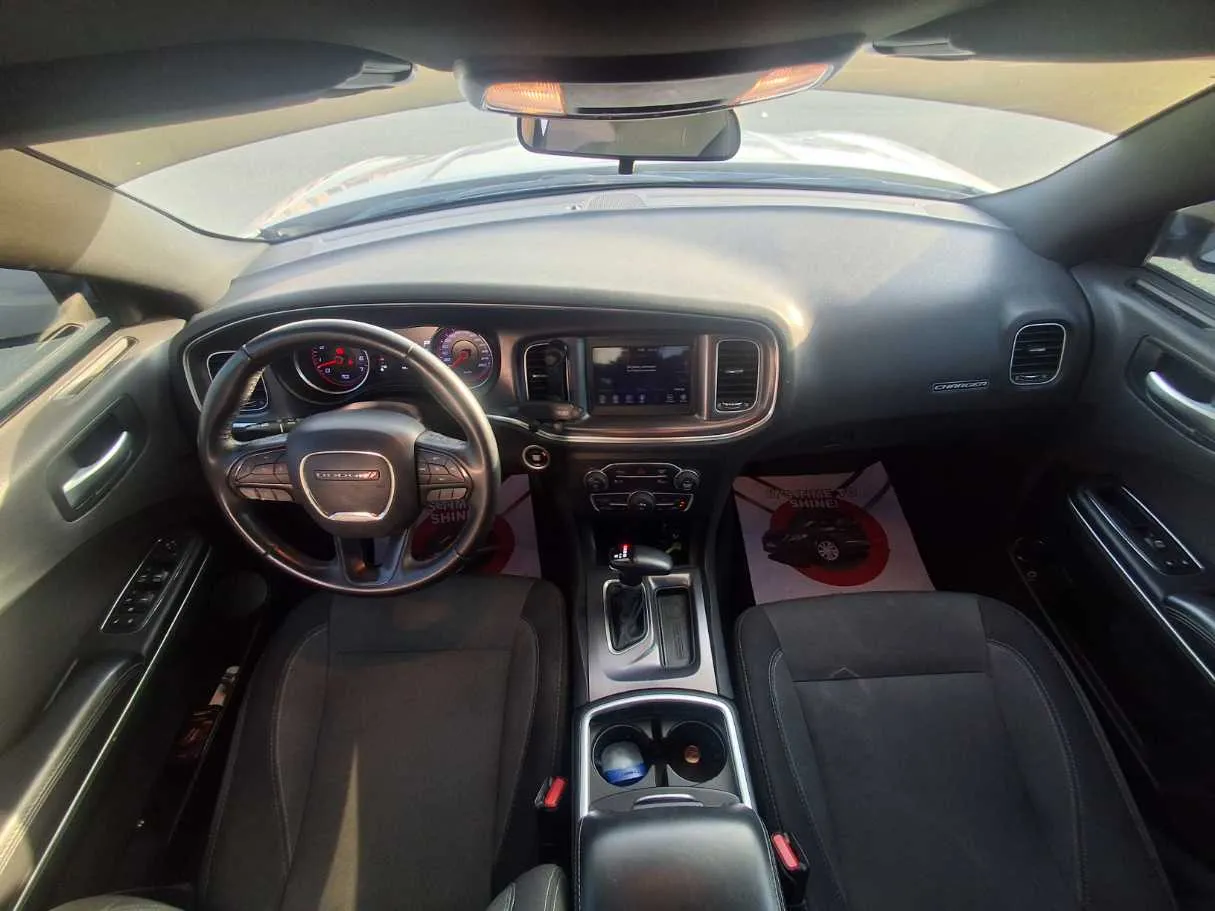 Car image 14
