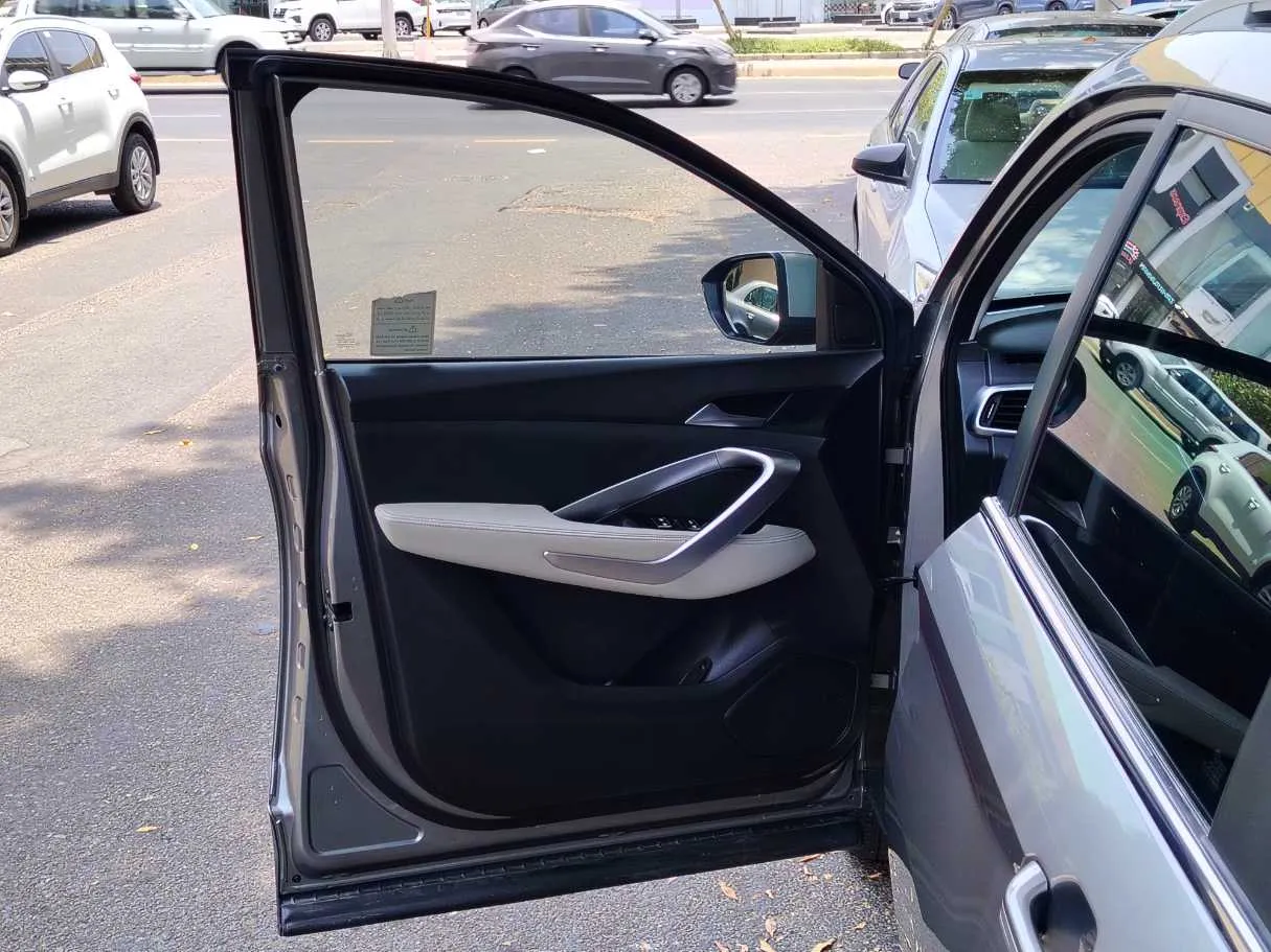 Car image 11
