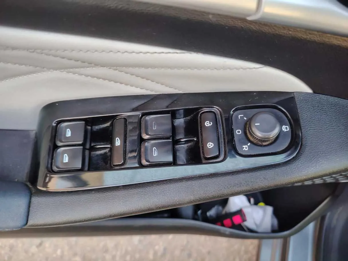 Car image 34