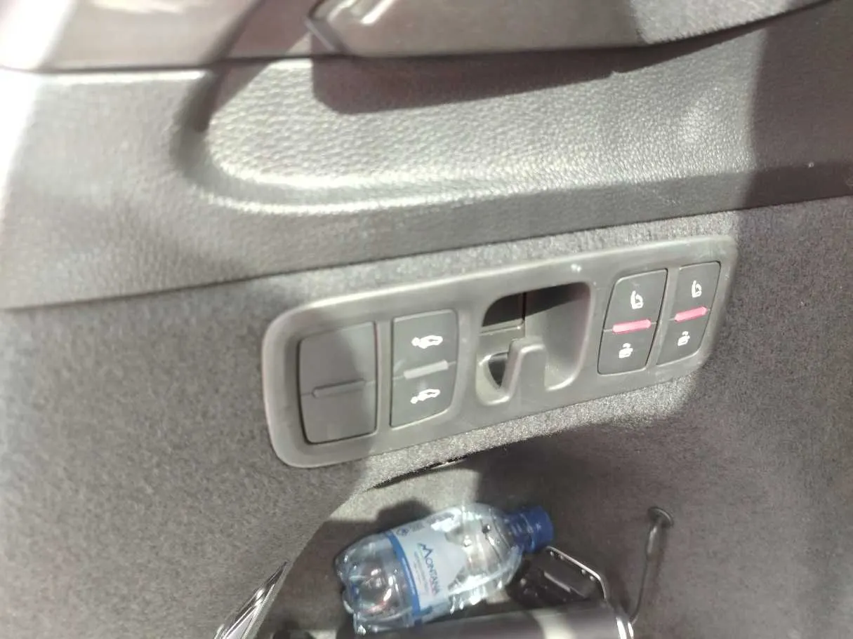 Car image 40