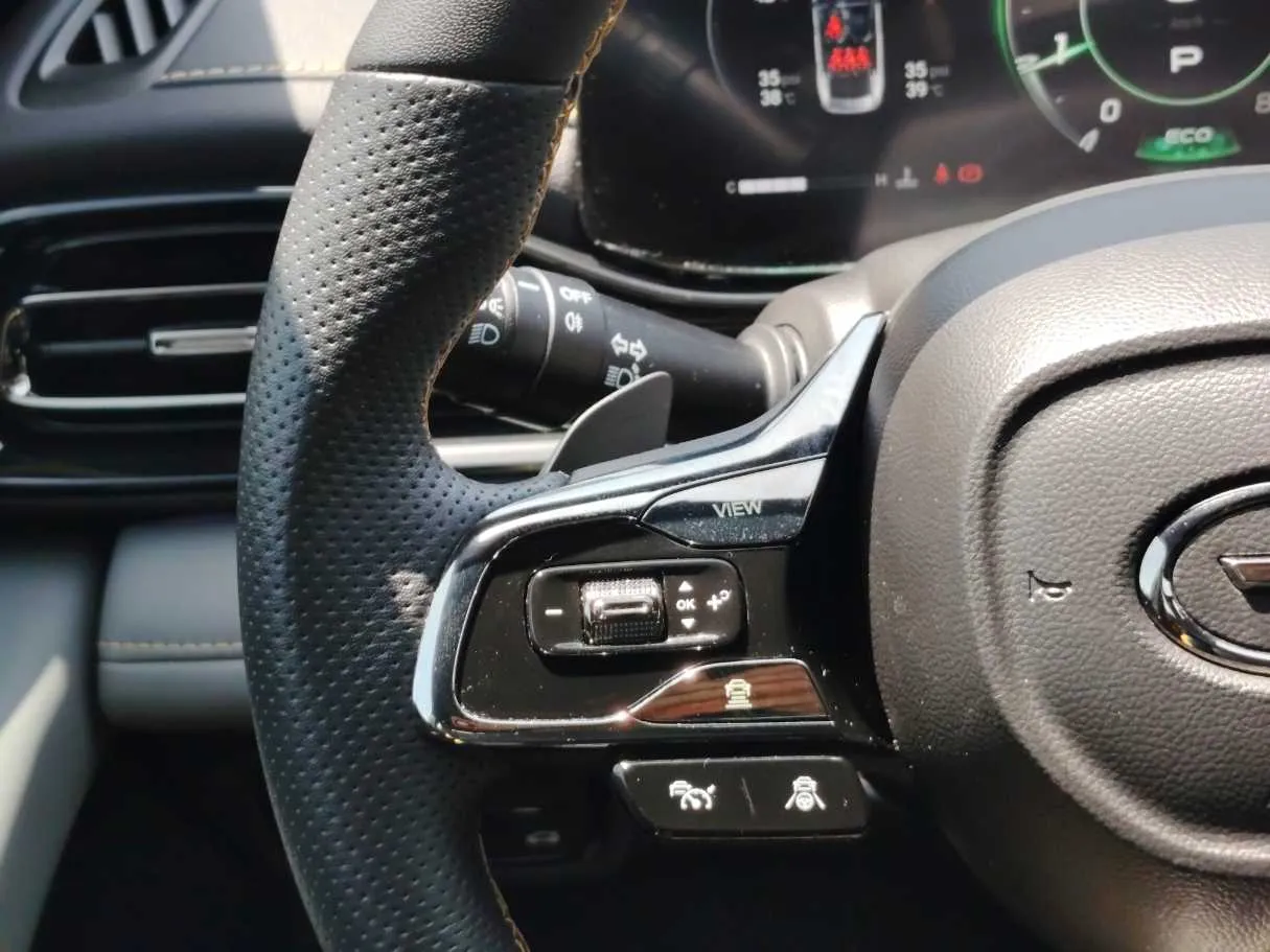 Car image 30