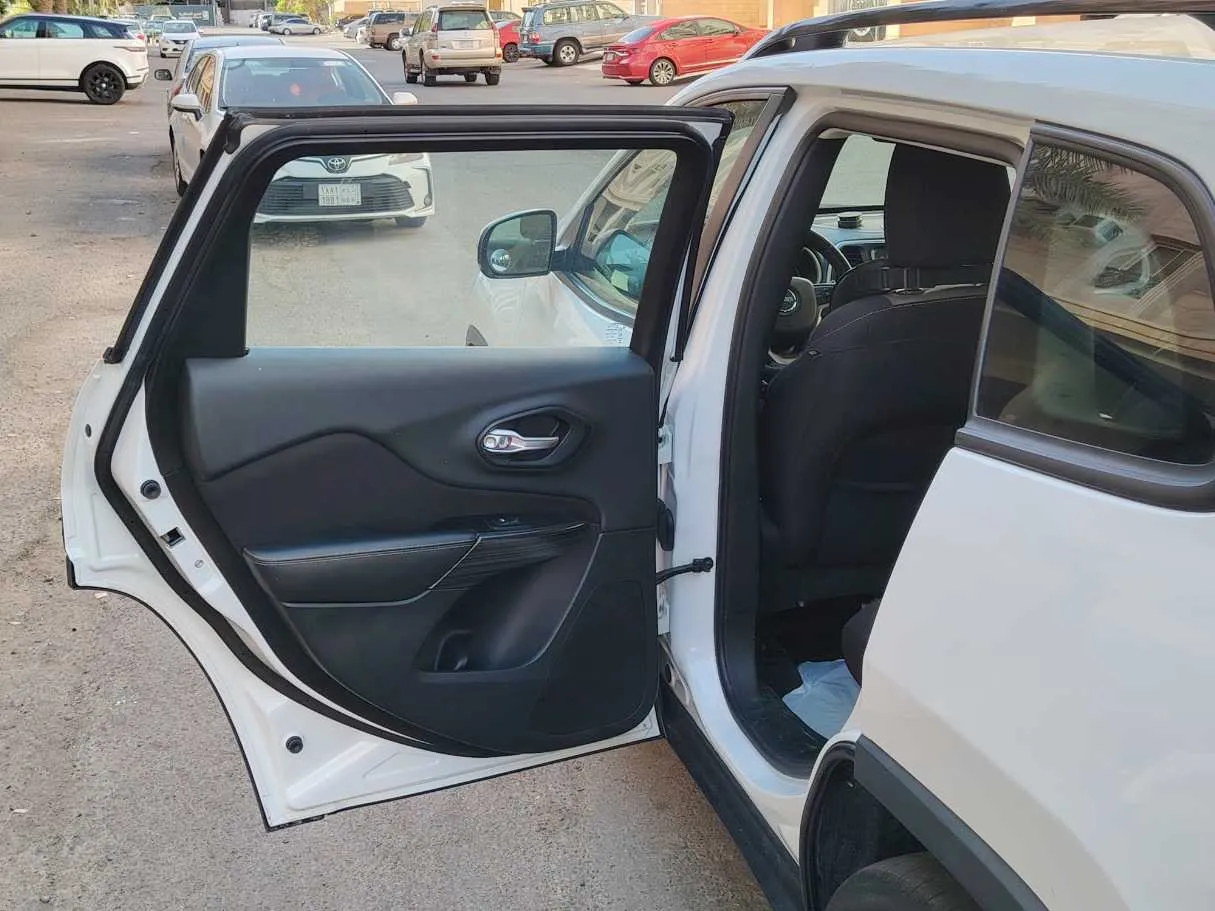 Car image 14