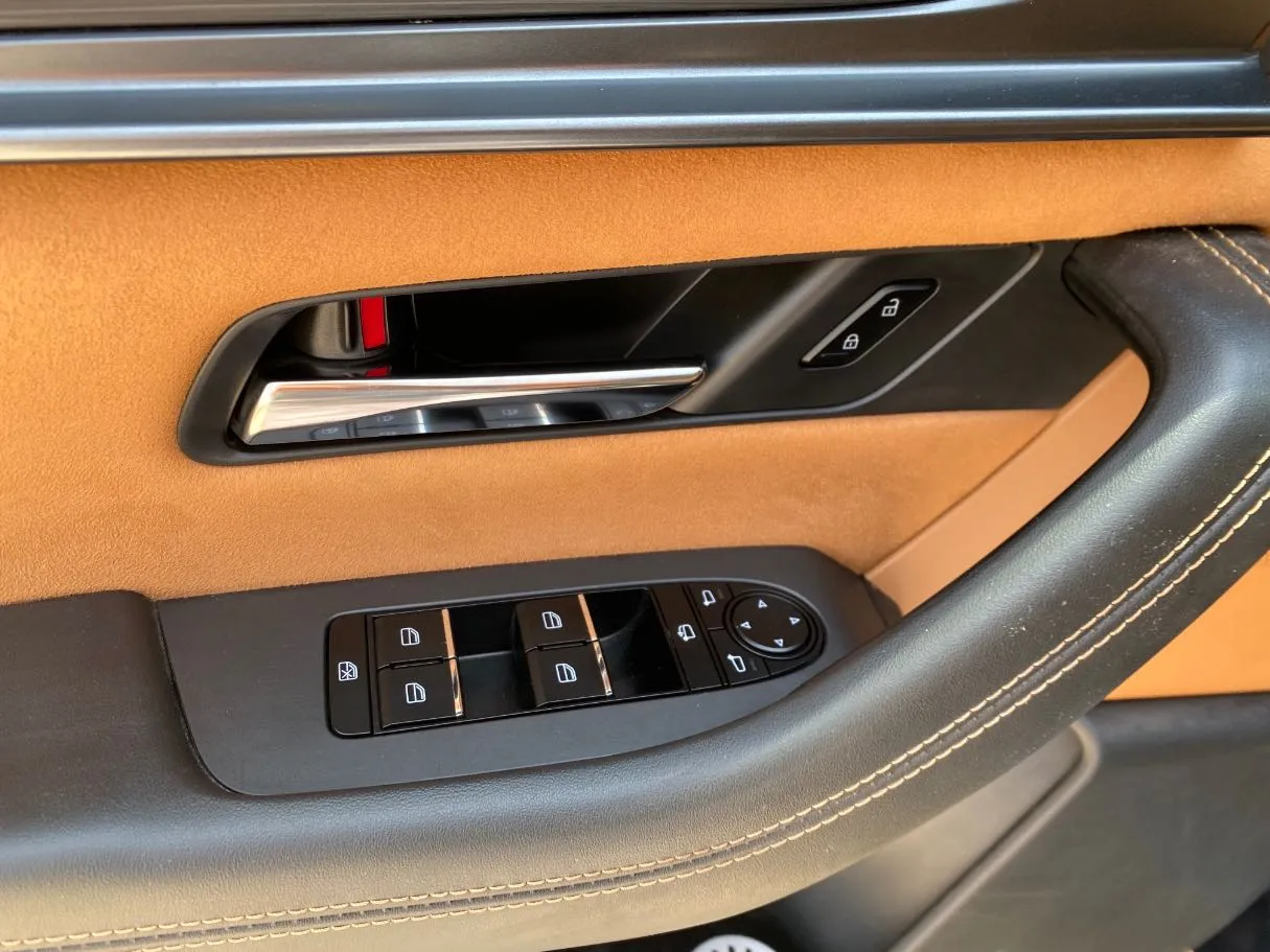 Car image 27