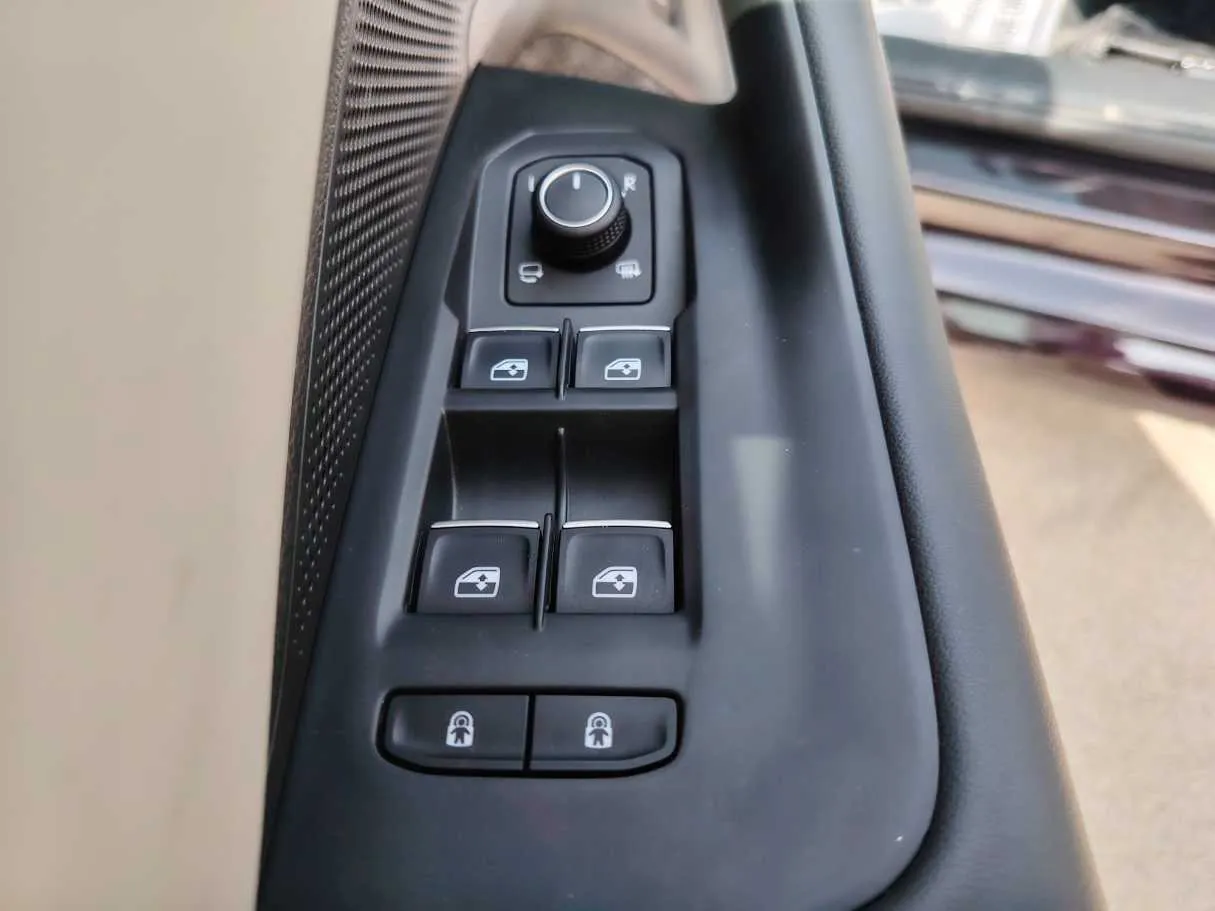 Car image 32