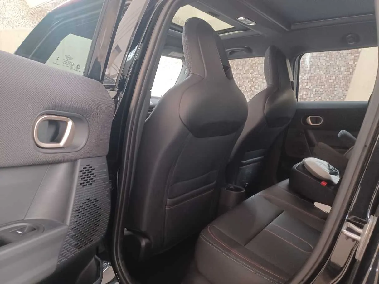 Car image 14