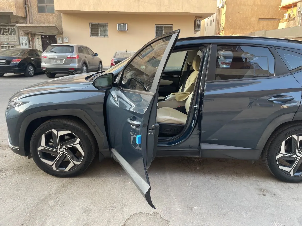 Car image 12
