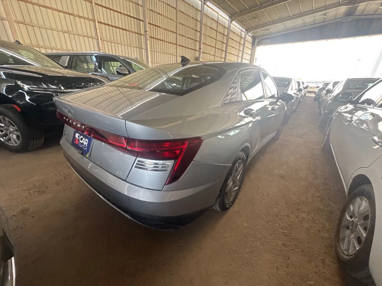 Car image 3