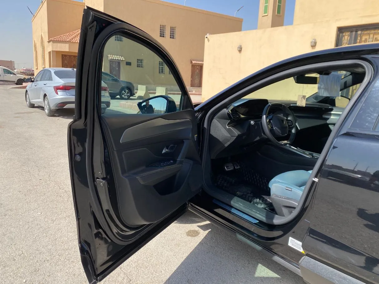 Car image 10