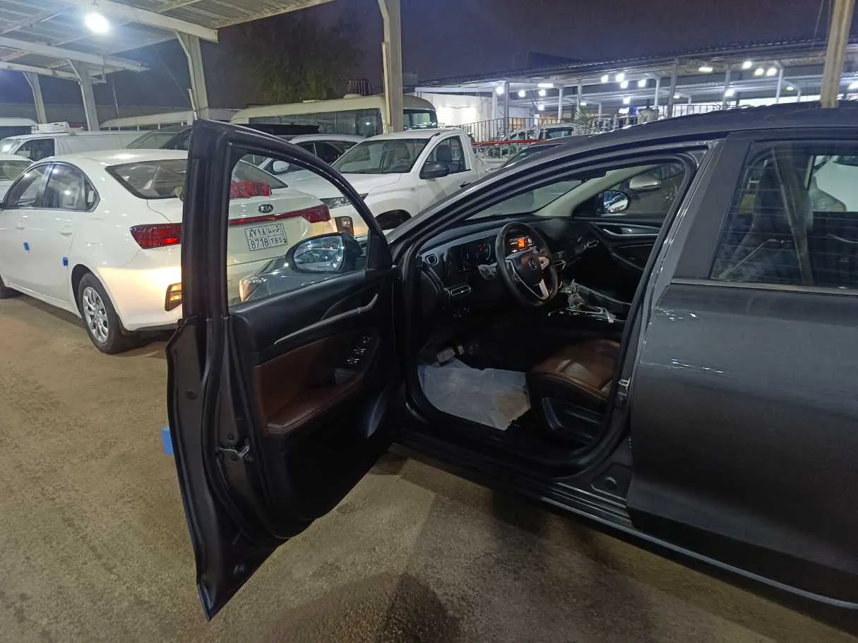Car image 12