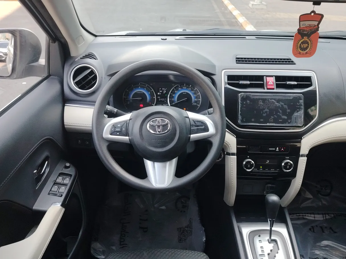 Car image 25