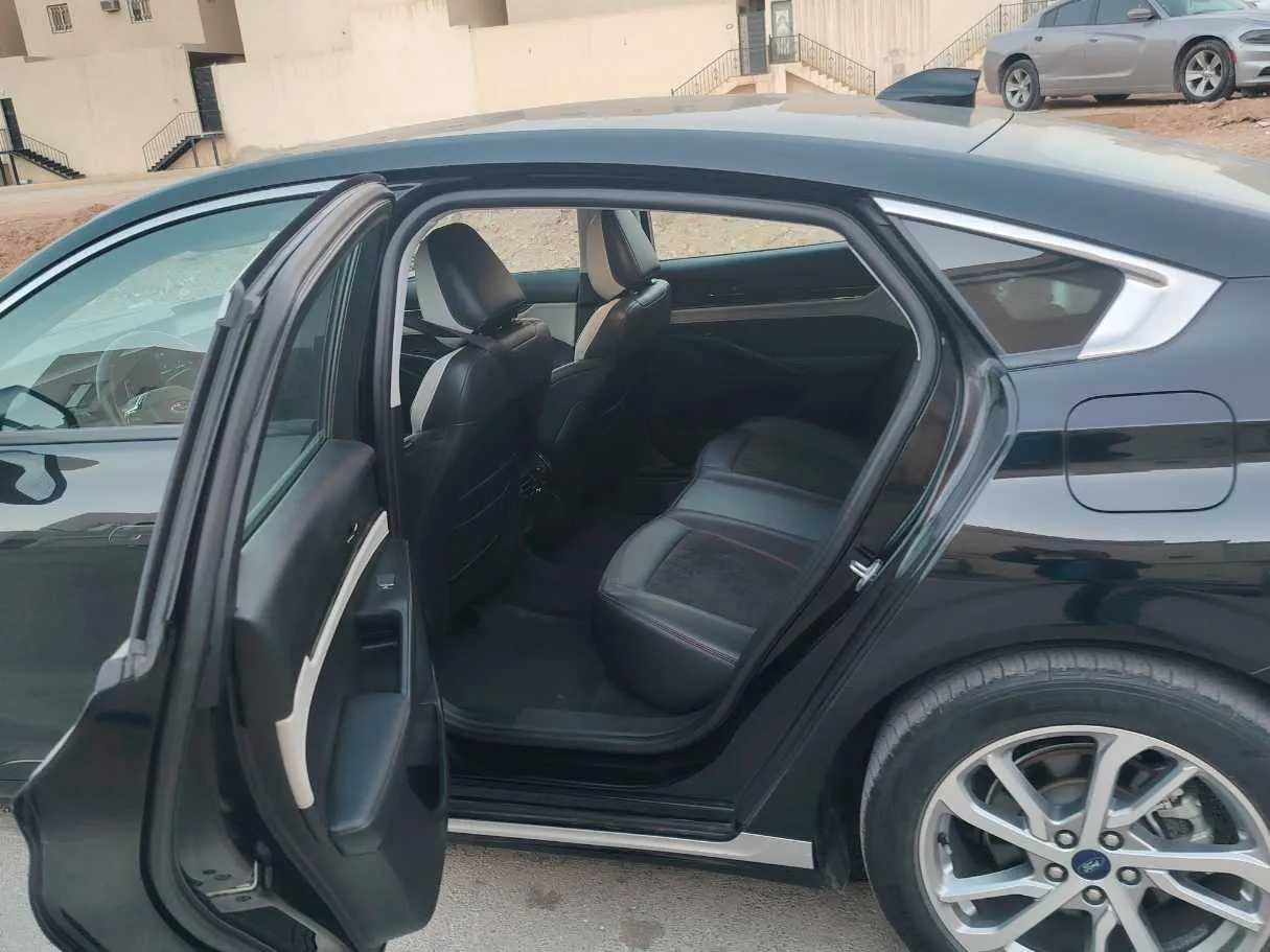 Car image 17