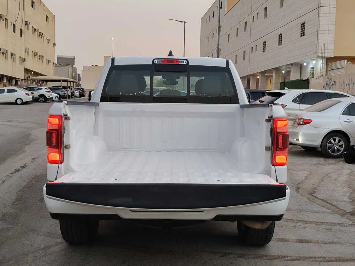 Car image 25