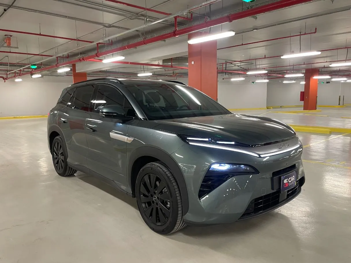 Car image 3