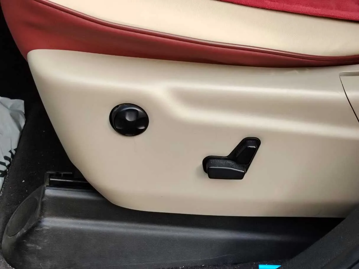 Car image 30