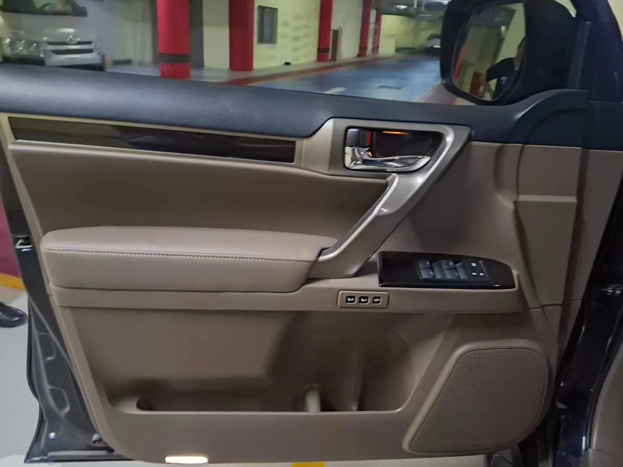 Car image 10