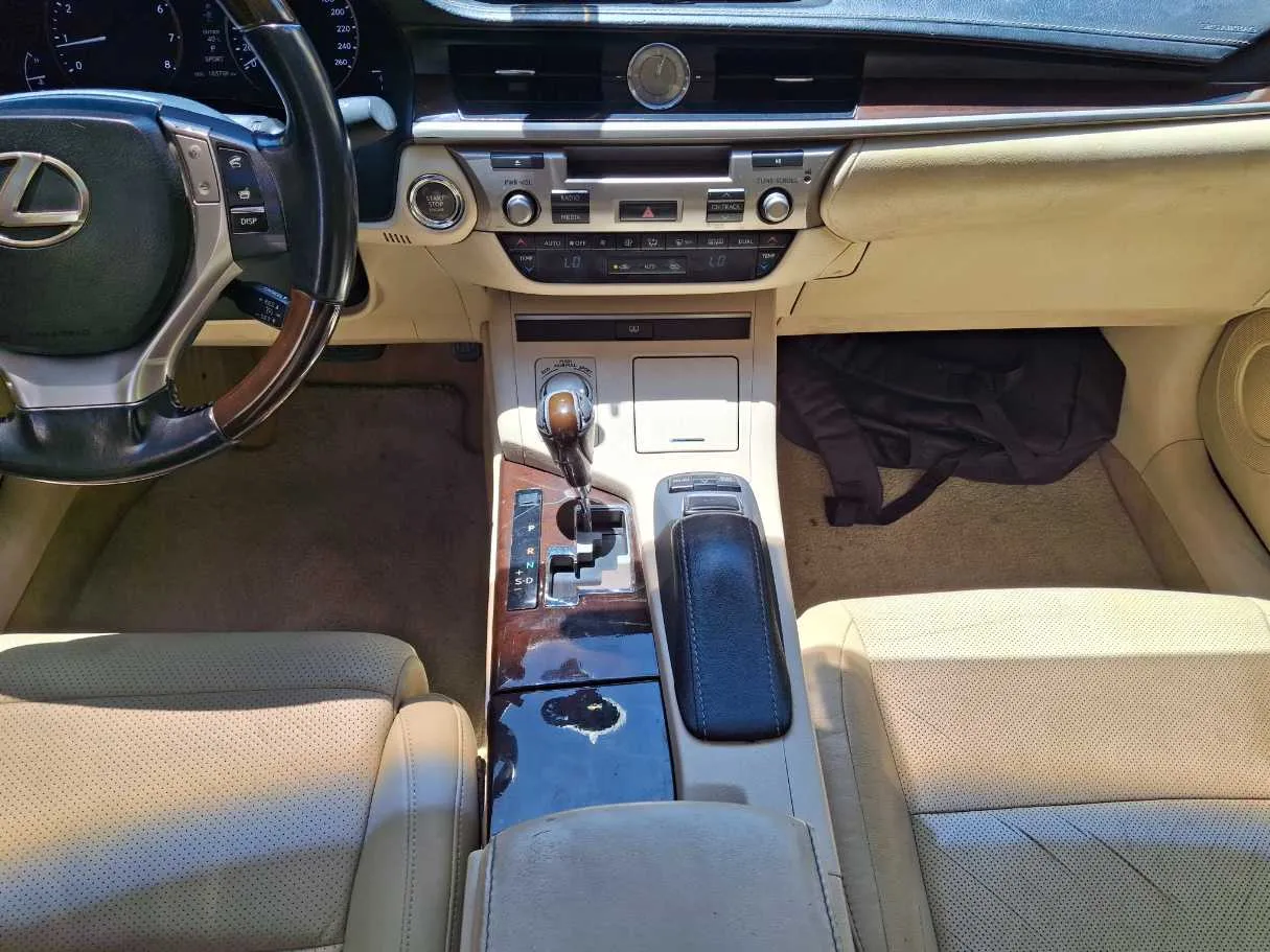 Car image 14