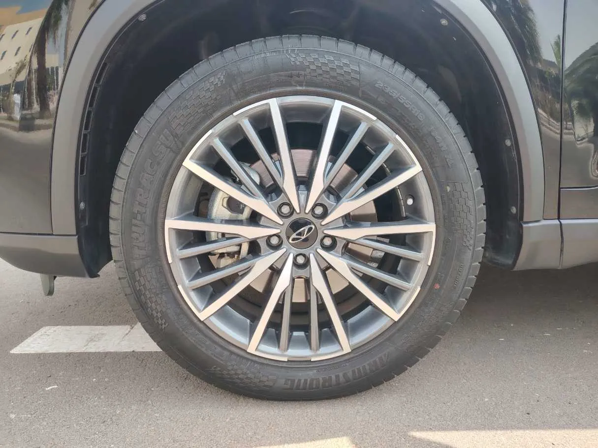 Car image 9