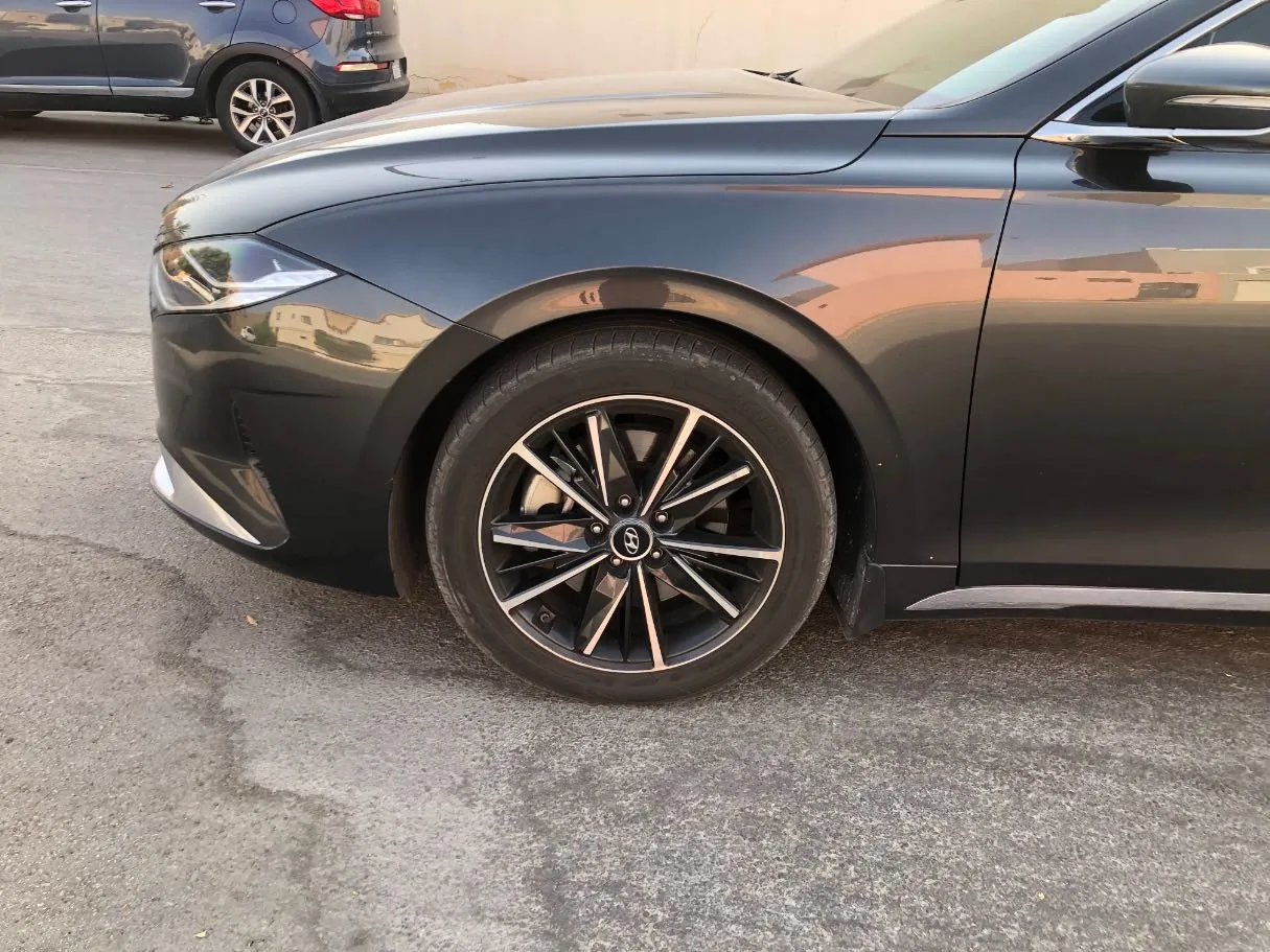 Car image 9
