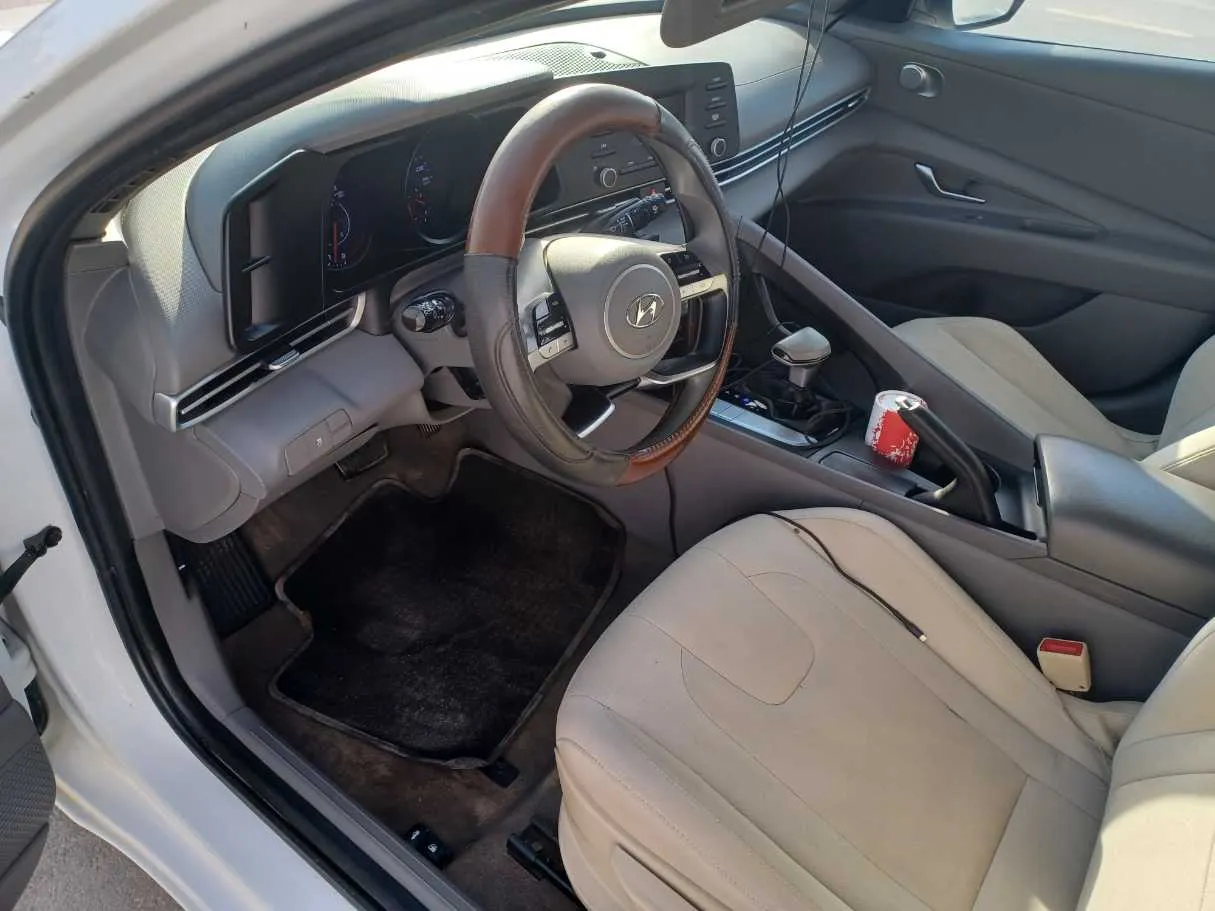 Car image 12