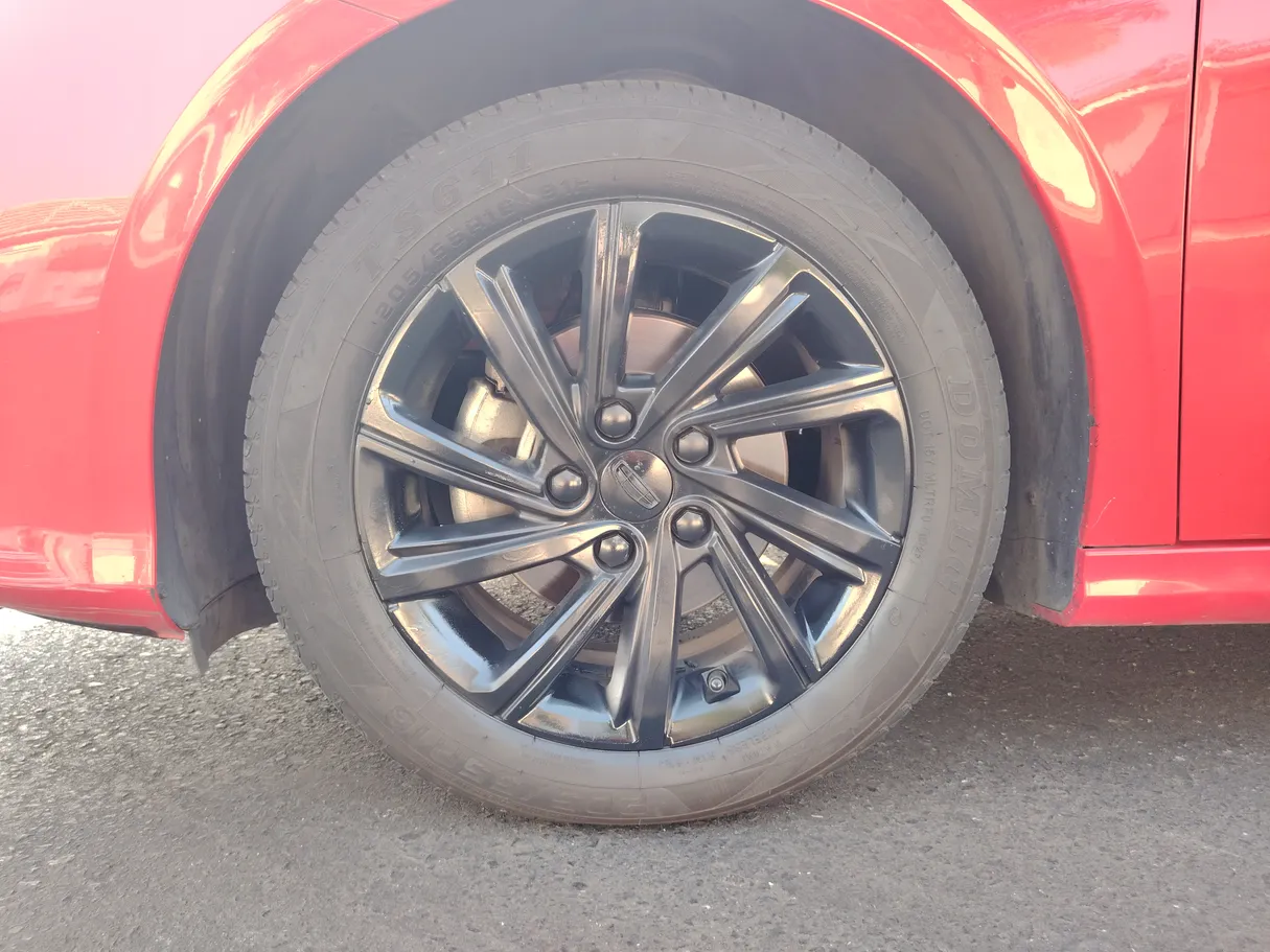 Car image 9
