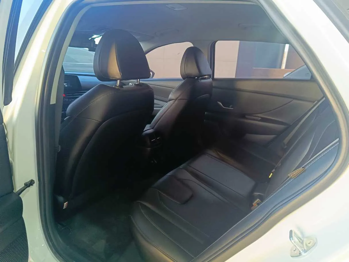 Car image 16